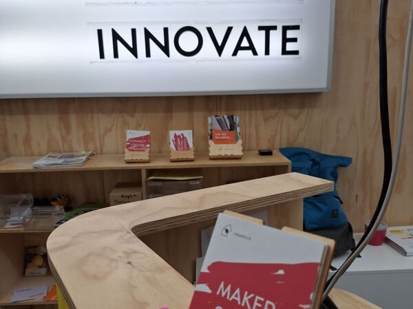 Beleuchtetes Wandpaneel mit dem Motto des Makerspace der Hochschule Coburg: Connect, create, innovate