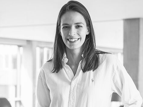 Schwarz-Weiß-Portraitfoto von Julia Taibi-Voigts - Transfermanagerin Connectivity