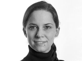 Schwarz-Weiß-Portraitfoto von Laura Hartmann