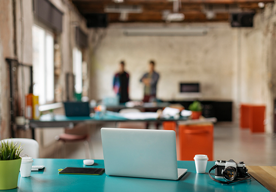 Forschung zum Megatrend New Work: Arbeitsplatz mit Laptop in einem modernen Büro